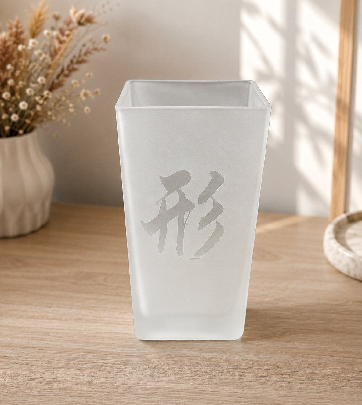 Matglazen vaas met gegraveerd Oosters teken – 18 cm hoog, Ophalen of Verzenden, Zo goed als nieuw, Overige kleuren, Glas