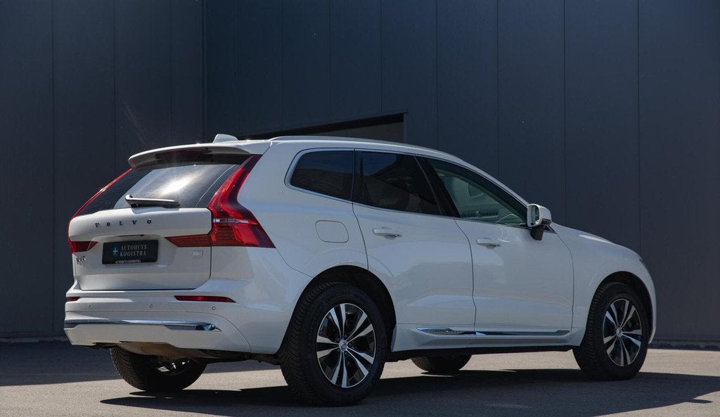 Volvo XC60 2.0 T6 Plug-in hybrid AWD Core Bright Panorama Go, Automaat, Stof, Gebruikt, 2063 kg