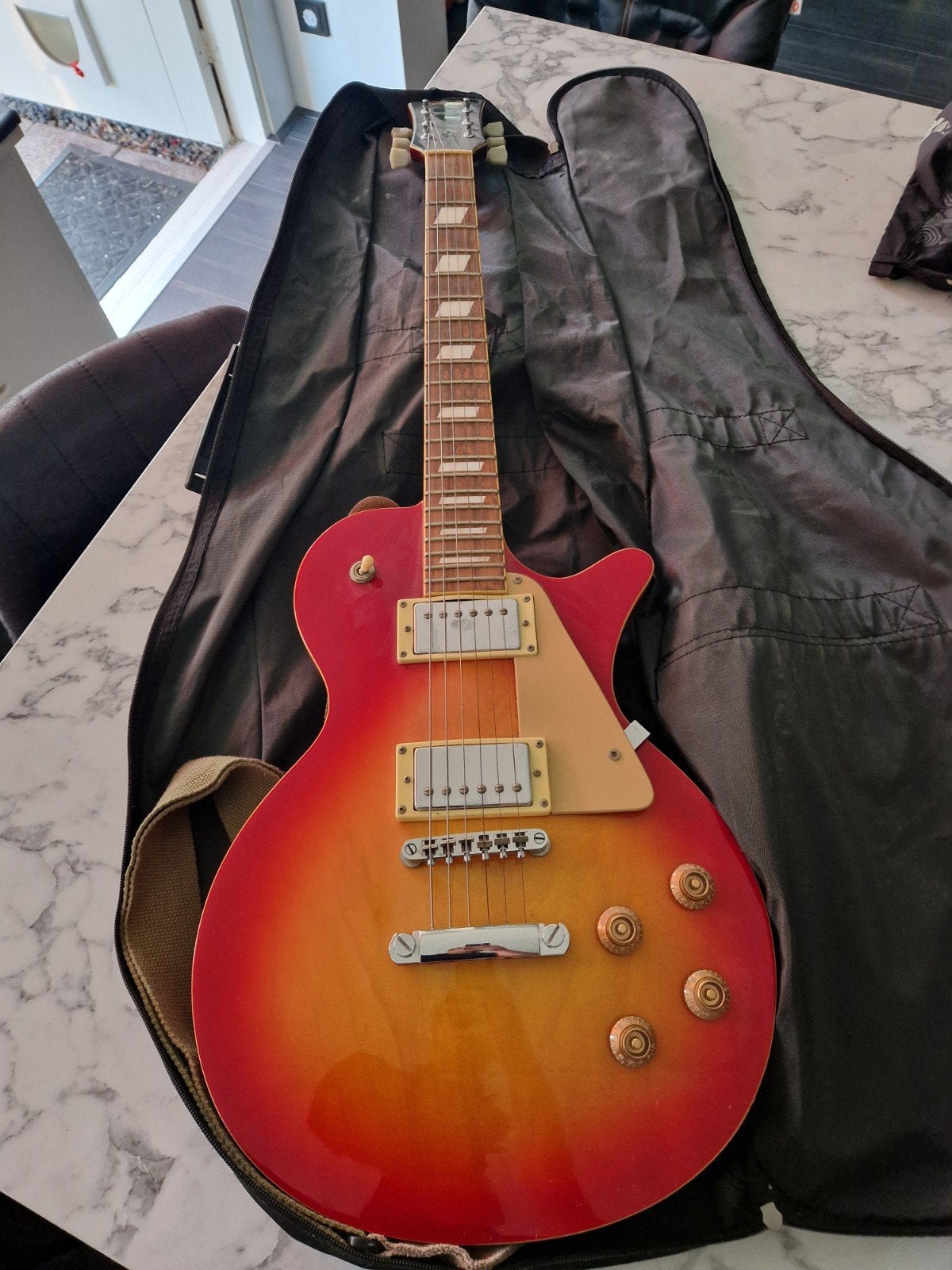 Stagg elektrische gitaar met hoes, Ophalen, Zo goed als nieuw, Solid body, Overige merken