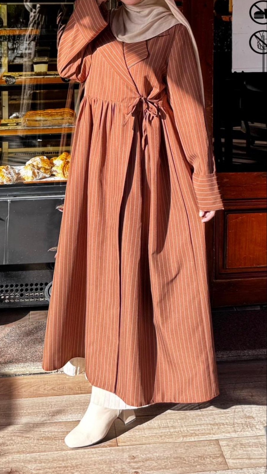 Elegante Blazerjurk voor Hijab - Bruin met streepjes, Kleding | Dames, Bruin, Maat 42/44 (L), Nieuw, Ophalen of Verzenden