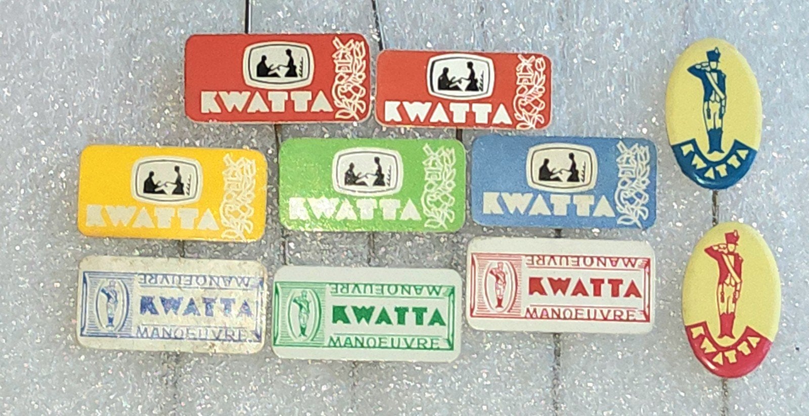 10 Vintage Kwatta Speldjes - Chocolade Reclame Pins, Ophalen of Verzenden, Gebruikt, Overige onderwerpen, Speldje of Pin