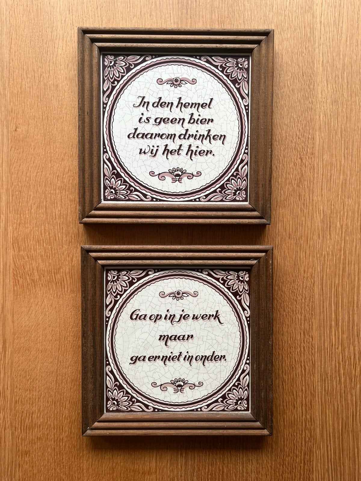2 Nederlandse wandtegels in houten lijst met oude spreuken, Ophalen of Verzenden