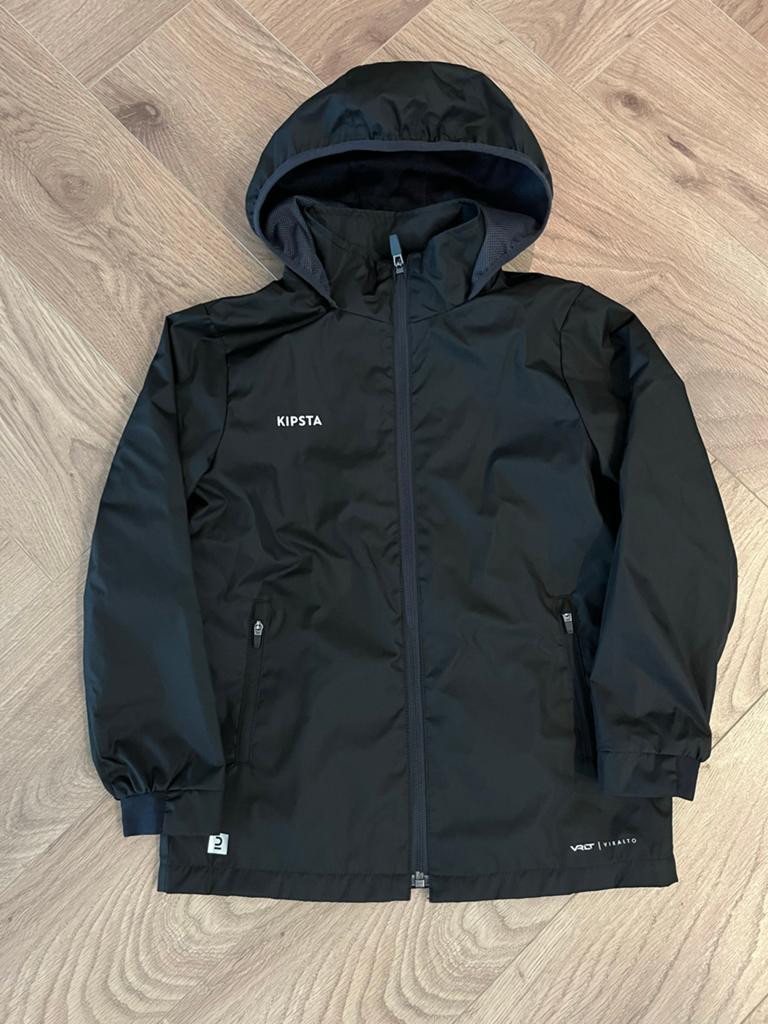 Kipsta regenjas voetbal kind - Maat 5-6 jaar (113-122 cm), Kinderen en Baby's, Ophalen of Verzenden, Zo goed als nieuw