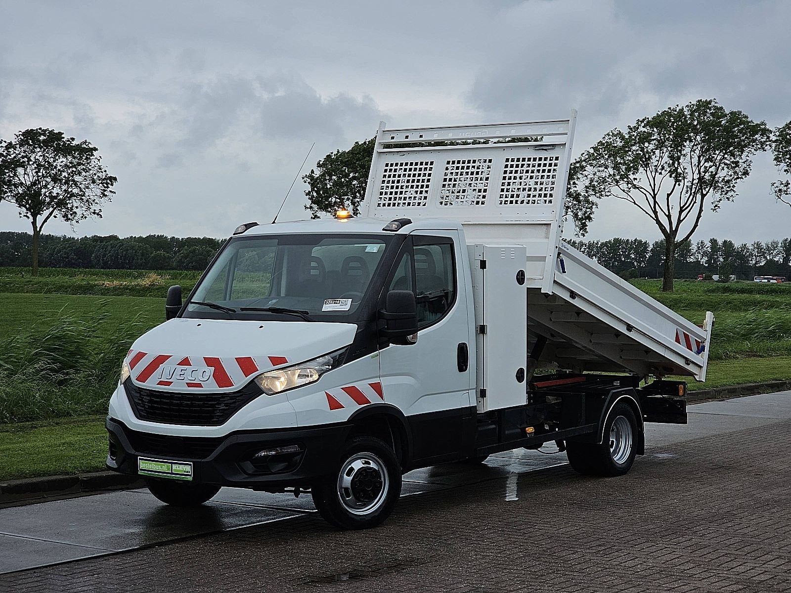 Iveco Daily 35C14V kipper, kist, airco, trekhaak, 162 dkm., Gebruikt, Zwart, Iveco, Wit