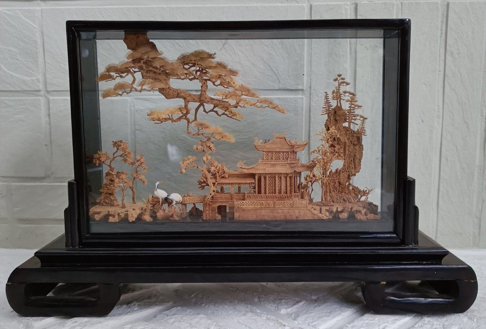 Chinees kurksnijwerk in vitrinekastje San - You., Bruin, Handgemaakt, 26 cm, China