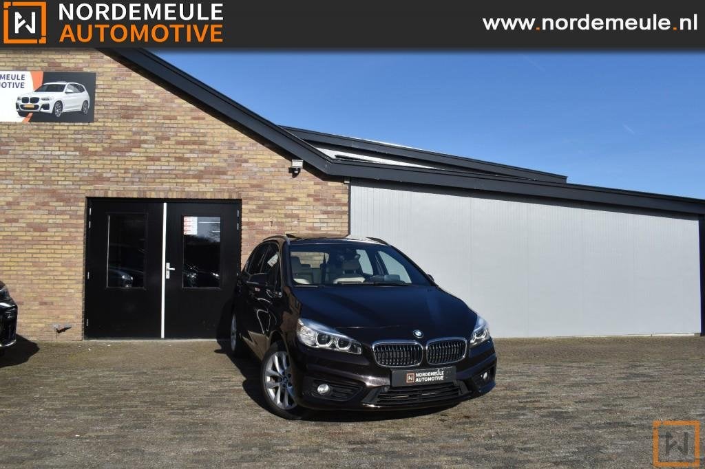 Bmw 2-SERIE 225XE CENT.HIGH EX. Xenon, Navi, Leder, Cruise,, Auto's, BMW, Automaat, 136 pk, Gebruikt, Bruin