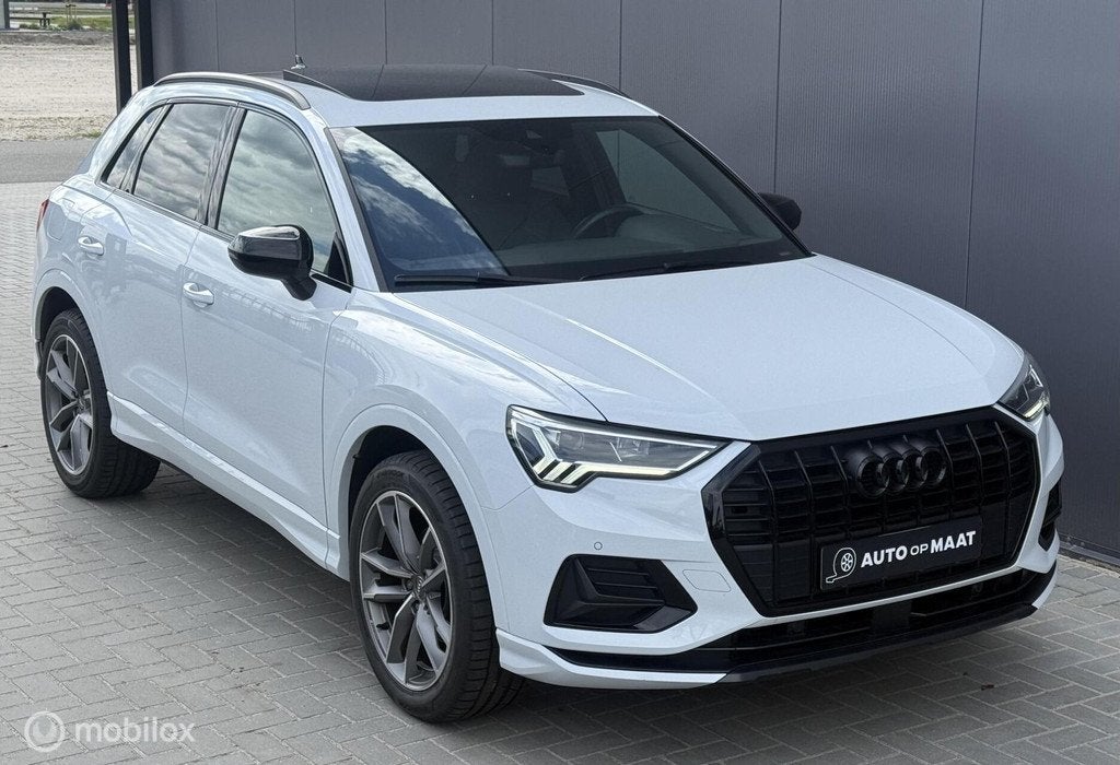 Audi Q3 35TFSI S Line Pano ACC Carplay, Zwart, 4 cilinders, Wit, Bedrijf