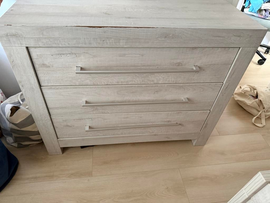 Peuterbed, commode en wandplank - lichtgrijs, Ophalen, Zo goed als nieuw, Jongetje of Meisje