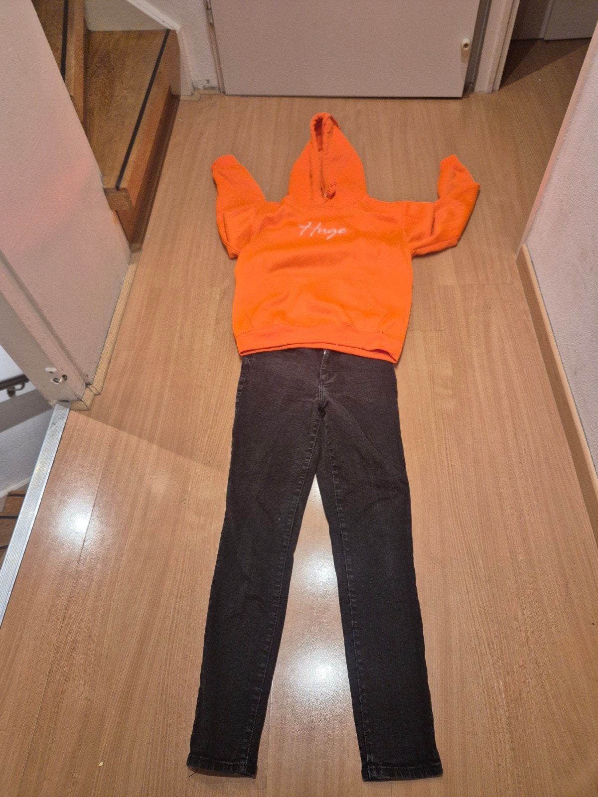 Oranje hoodie met zwarte MNG spijkerbroek (set), Oranje, Ophalen of Verzenden, MNG Denim, Maat 36 (S)