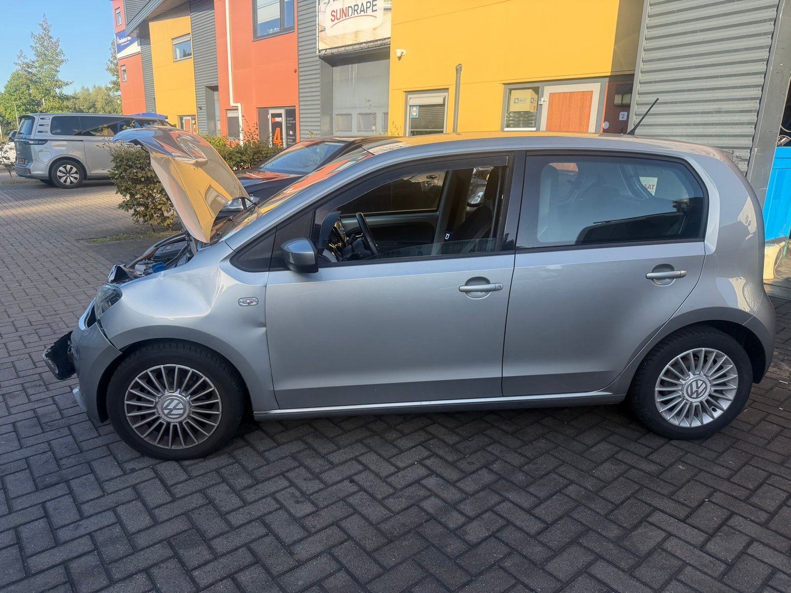 Volkswagen Up! 2015 met schade, Ophalen, Zilver of Grijs, Hatchback, Volkswagen