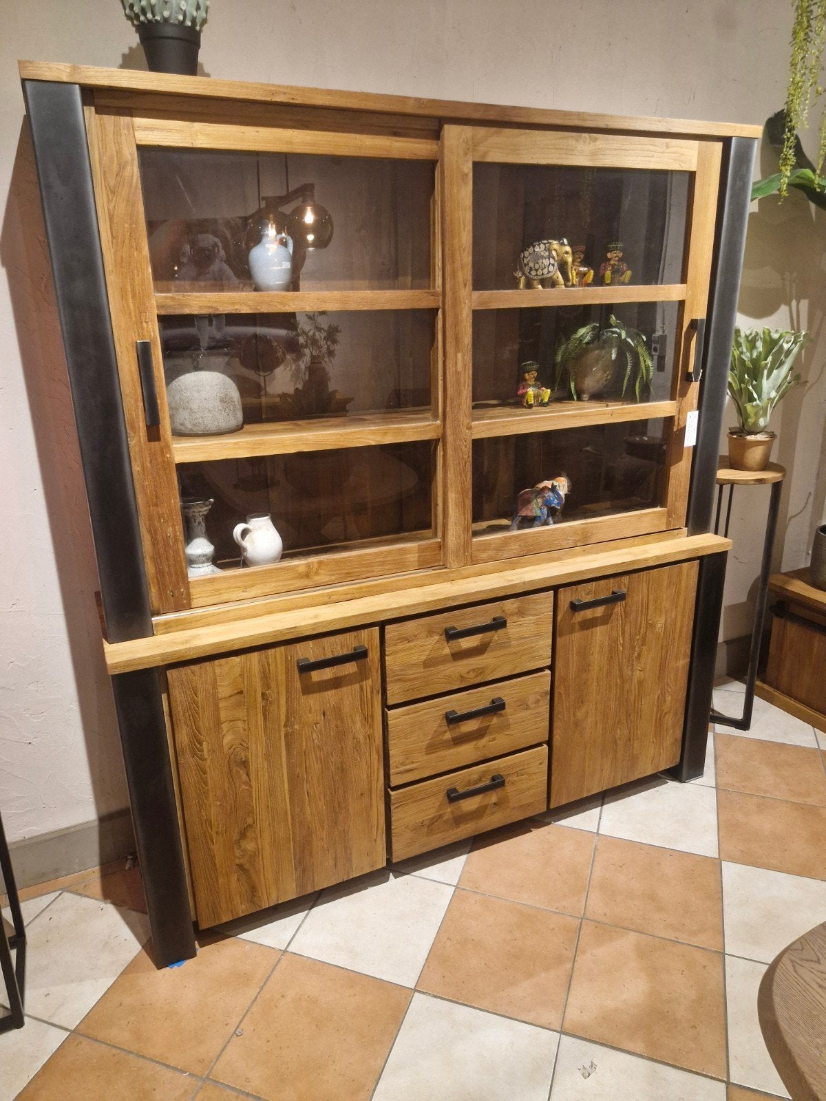 Robuuste Teakhouten Vitrinekast met Industriële Details, Huis en Inrichting, Kasten | Buffetkasten, Ophalen