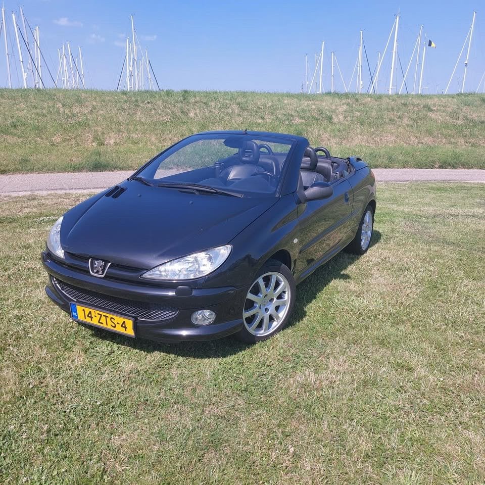 Peugeot 206cc Zwart - van particulier - lage kilometerstand, Auto's, Voorwielaandrijving, 4 cilinders, Cabriolet, 4 stoelen