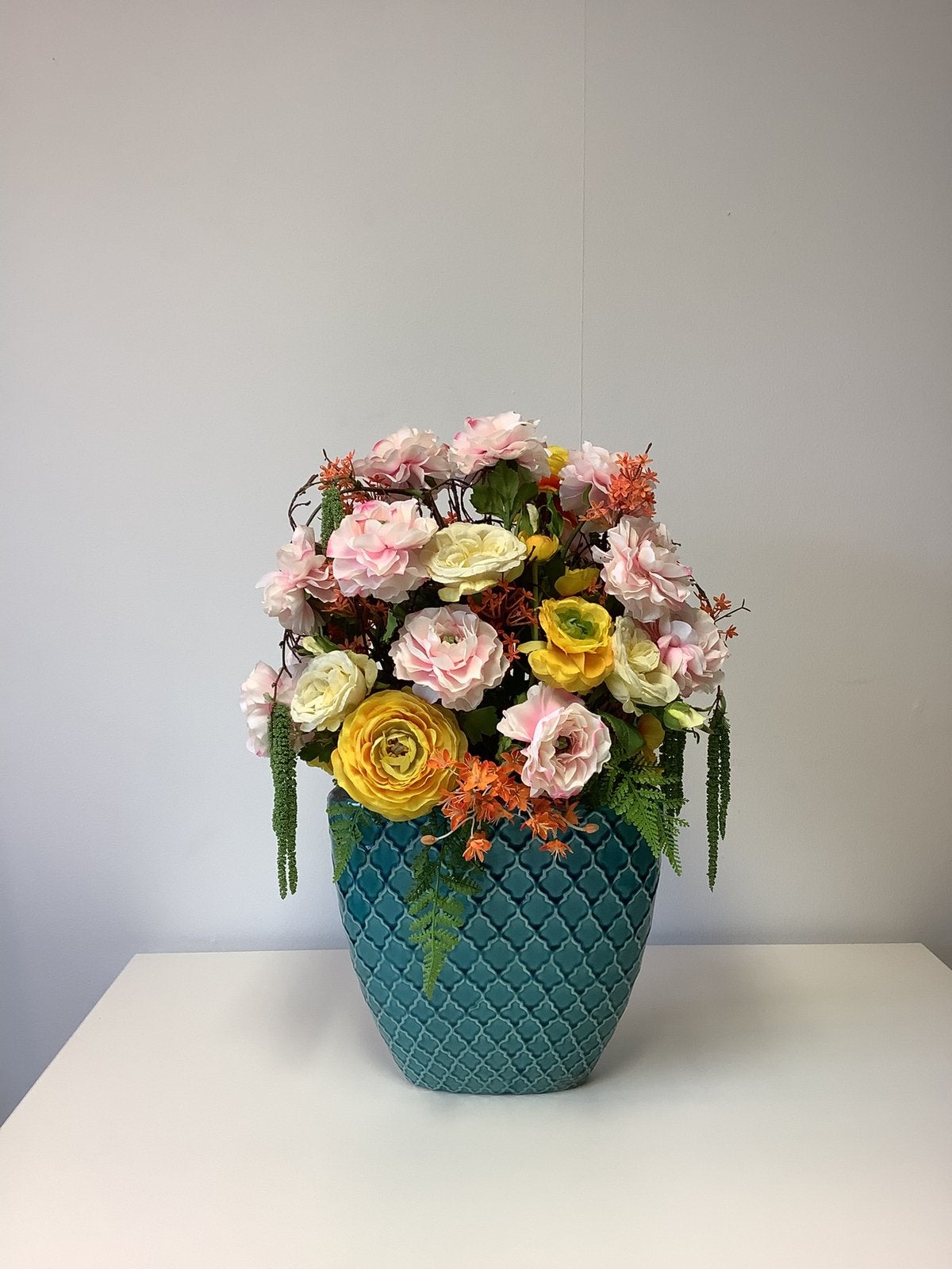 Lekker vol fleurig stuk in stenen pot hoogte 65, Ophalen, Zo goed als nieuw