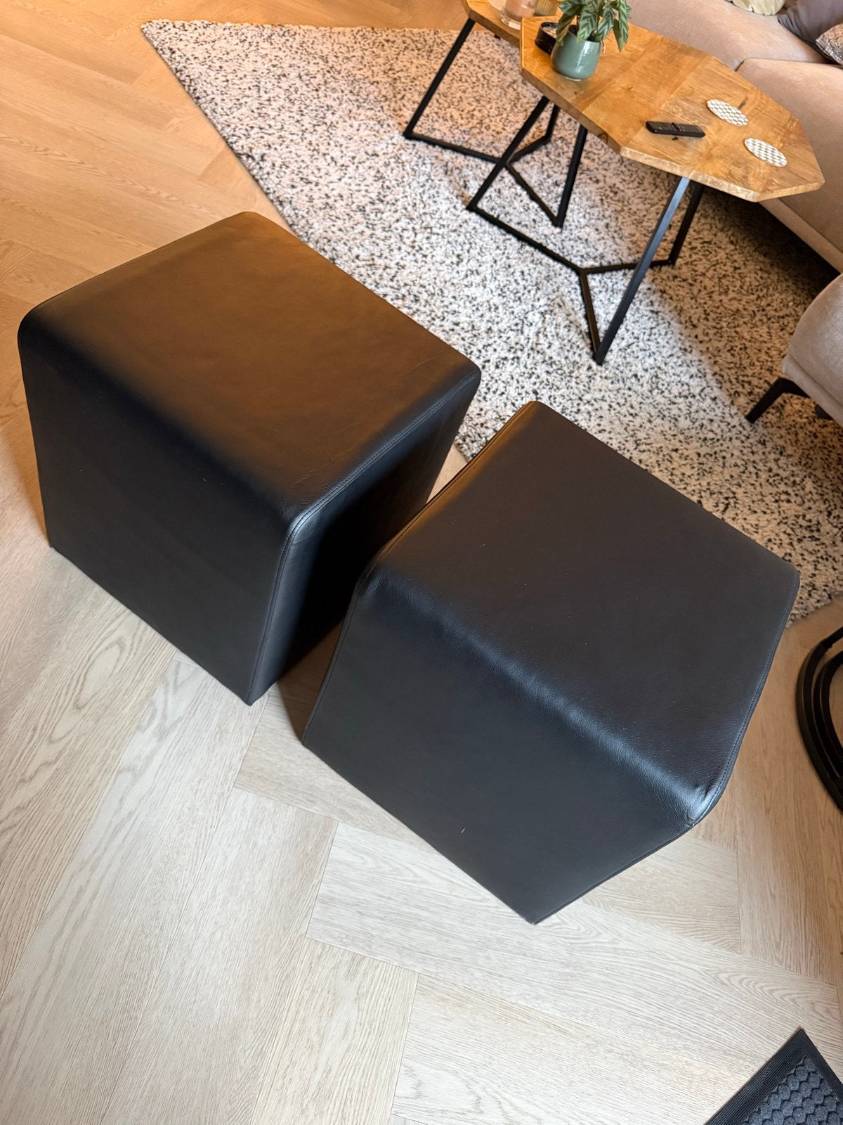 Set van 2 zwarte lederen poefjes/voetenbankjes/hockers, Ophalen, Minder dan 50 cm, Gebruikt, Vierkant
