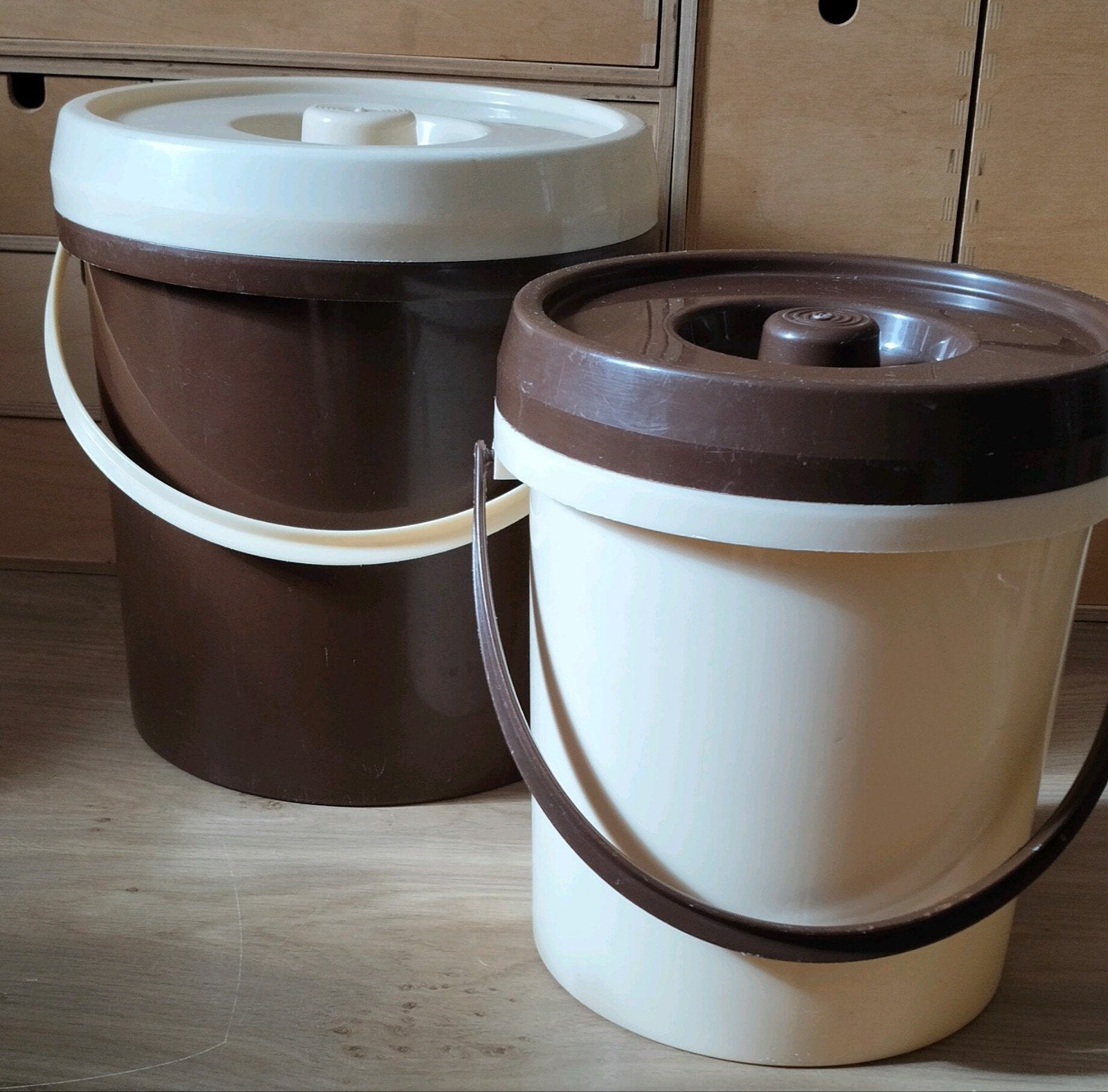 2 Bruin/Beige emmers met deksel, Verzenden, Gebruikt, Kunststof, Met deksel