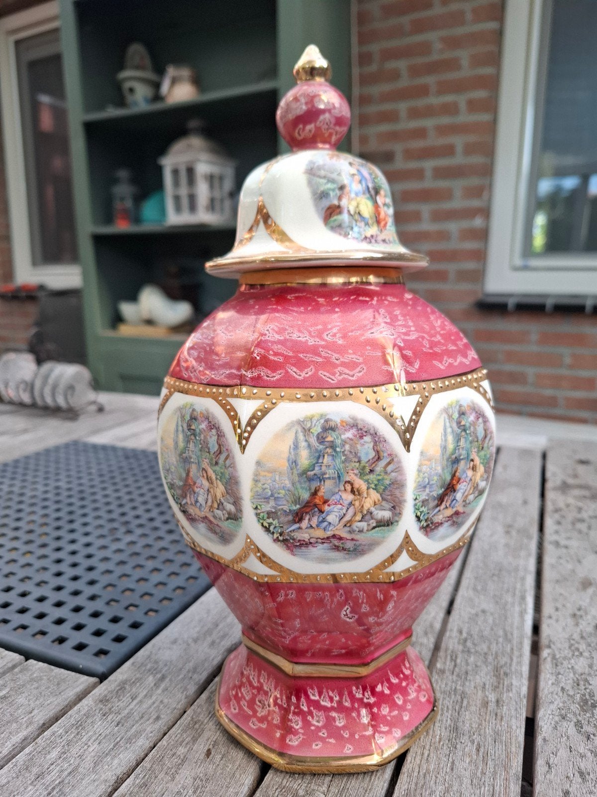 Decoratieve Vaas met Deksel - Rood en Goud, romantische Scèn, Ophalen