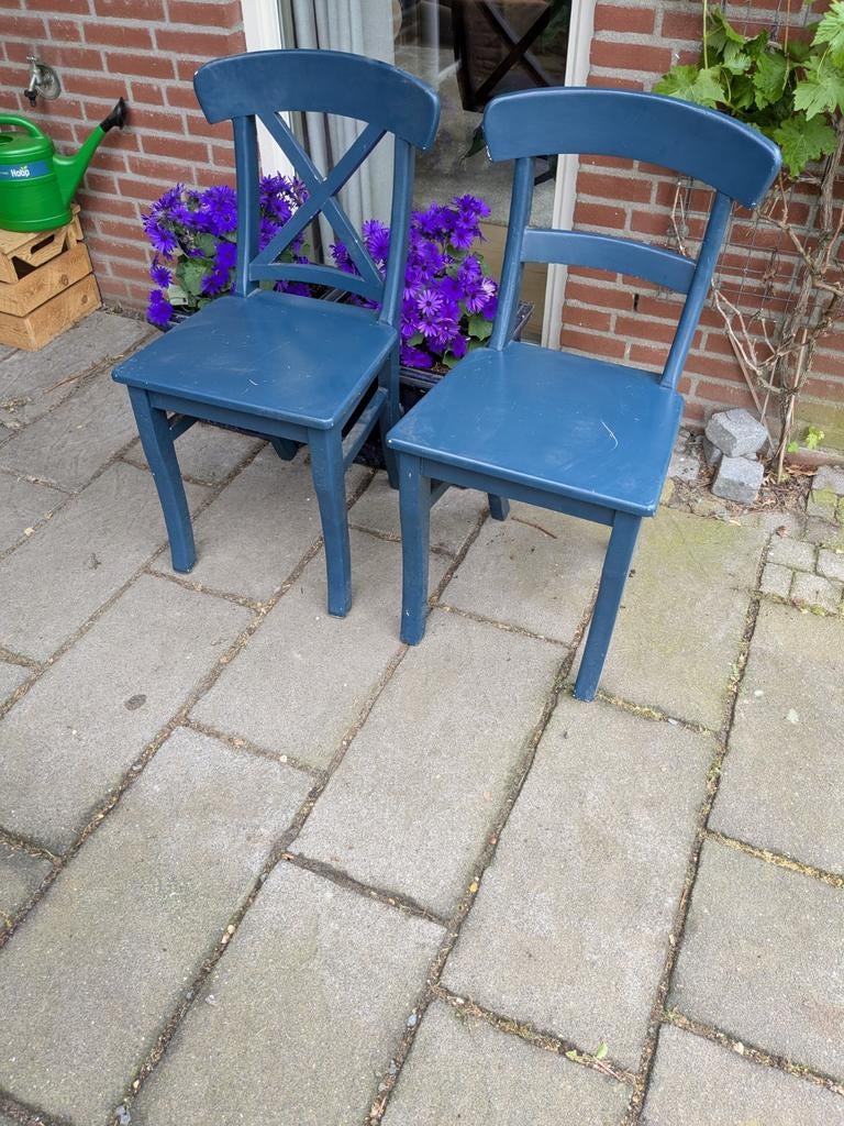 Twee vintage degelijke houten eetkamerstoelen. Tegen ieder l, Huis en Inrichting, Stoelen, Gebruikt, Twee, Blauw, Ophalen of Verzenden