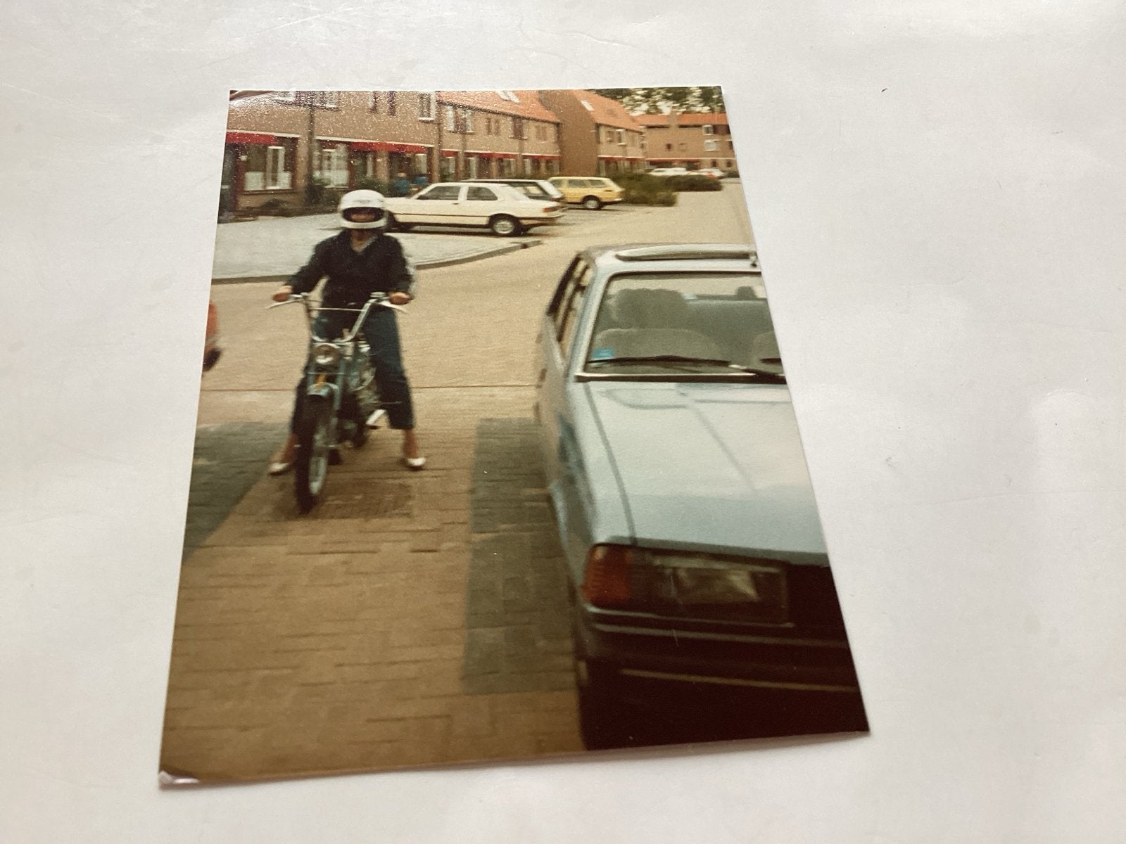 Brommer Persoon op brommer in woonwijk 9x12 cm, Gebruikt, 1980 tot heden, Foto, Ophalen of Verzenden