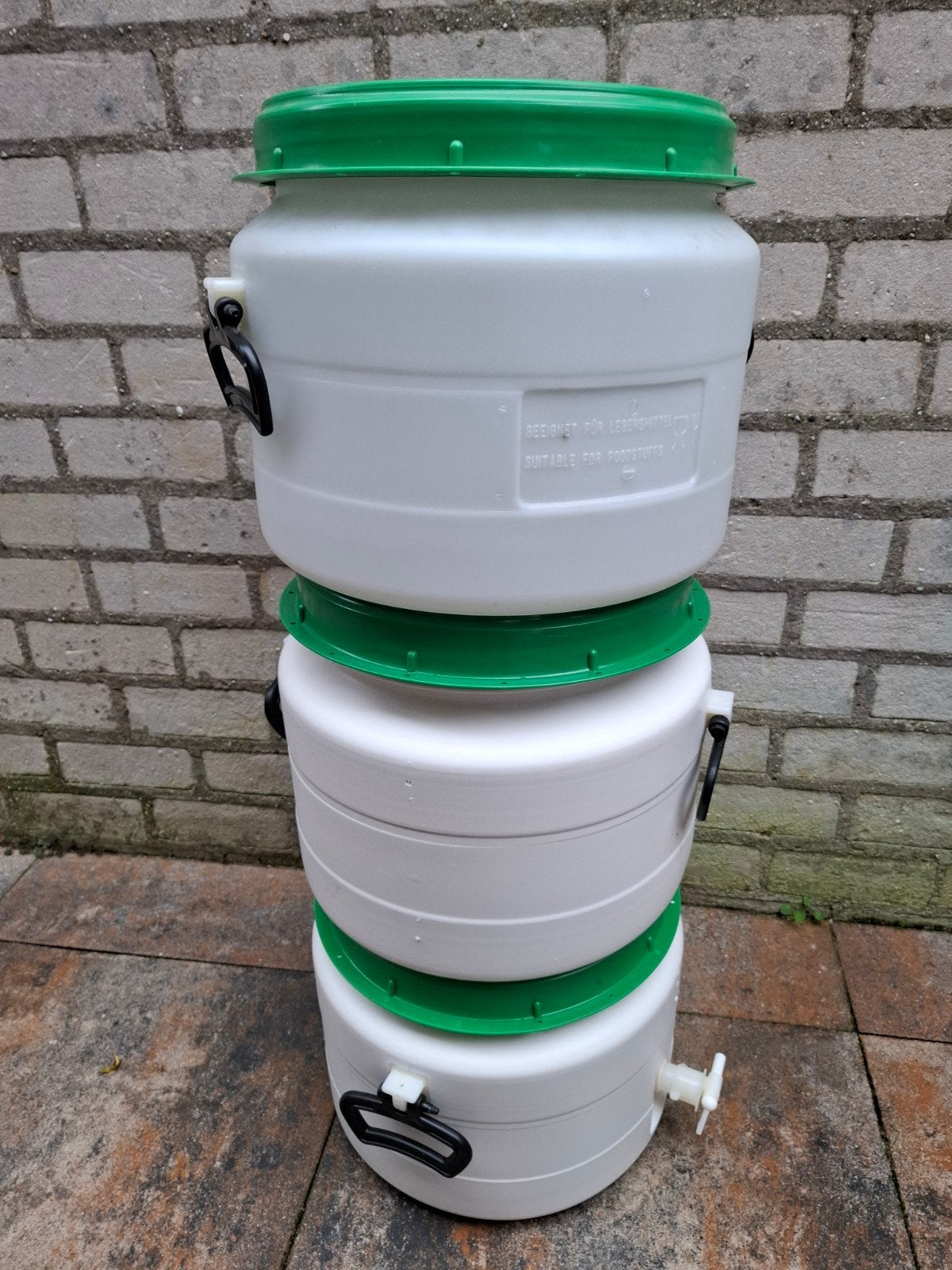 3 Gistvaten met waterslot (1 met kraantje), Ophalen, Gebruikt