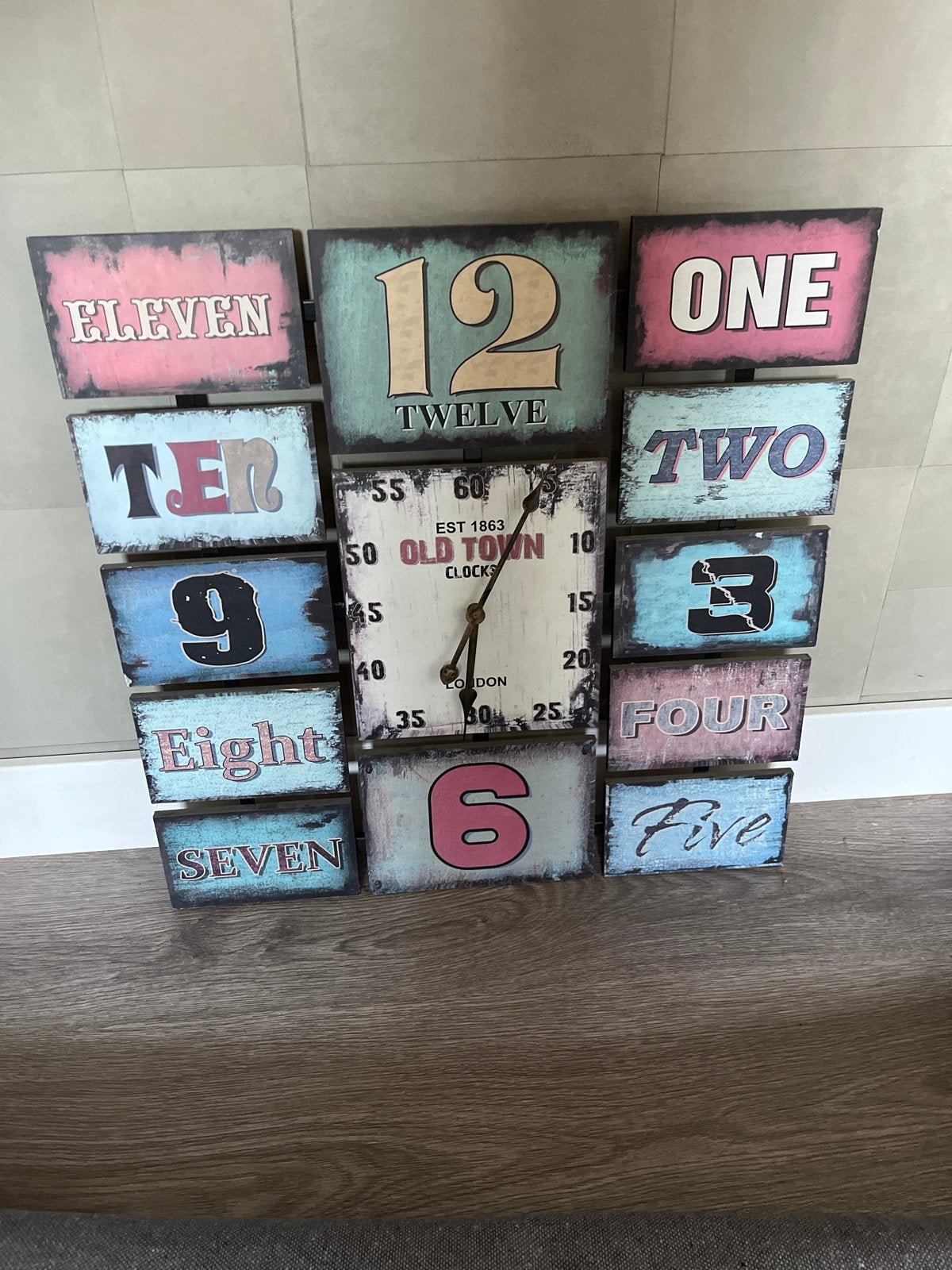 Vintage Wandklok "Old Town Clocks" 60x60cm, Vintage, Analoog, Werkt op batterijen, Ophalen of Verzenden