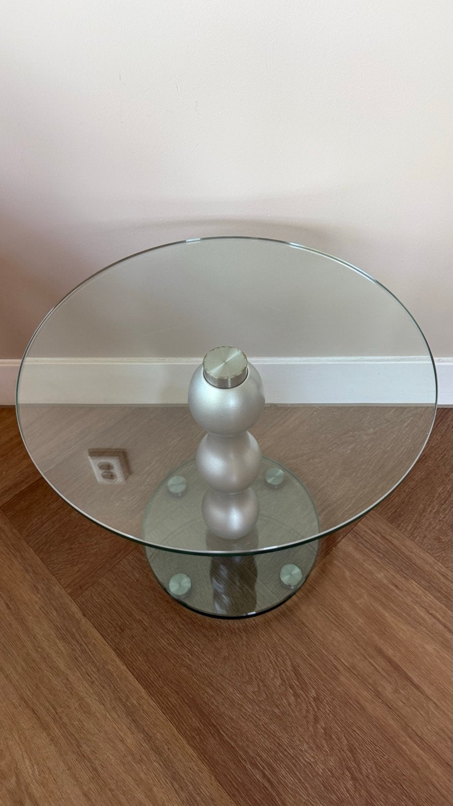 Leolux Bijzettafel met Glazen Blad en Metalen Voet, Ophalen, Minder dan 45 cm, Minder dan 55 cm, Gebruikt