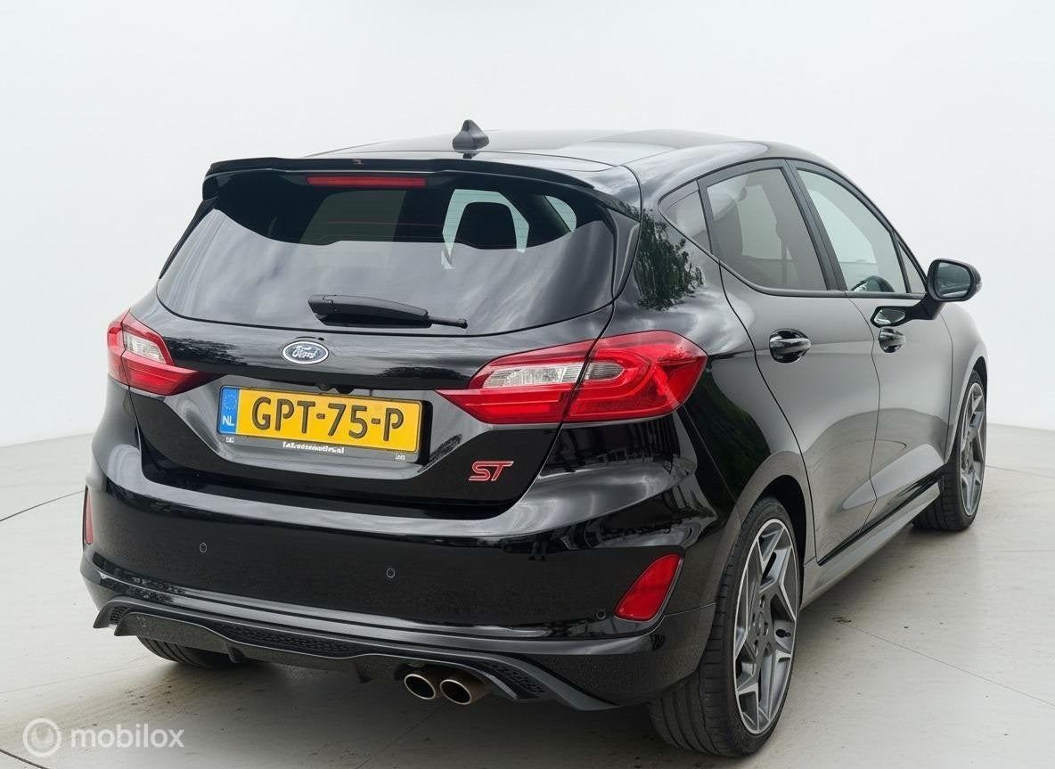 Ford Fiesta 1.5 EcoBoost ST-3 RECARO|KEYLESS|CAMERA|B&O|MAXT, Voorwielaandrijving, Zwart, Handgeschakeld, 17 km/l