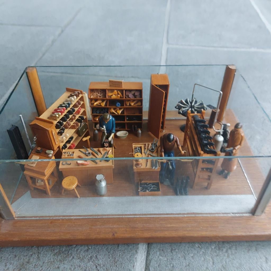 Miniatuur Schoenmakerij - Schoenmaker - Model - Kijkkast, Verzamelen, Poppenhuizen en Toebehoren, Ophalen, Zo goed als nieuw, Poppenhuis