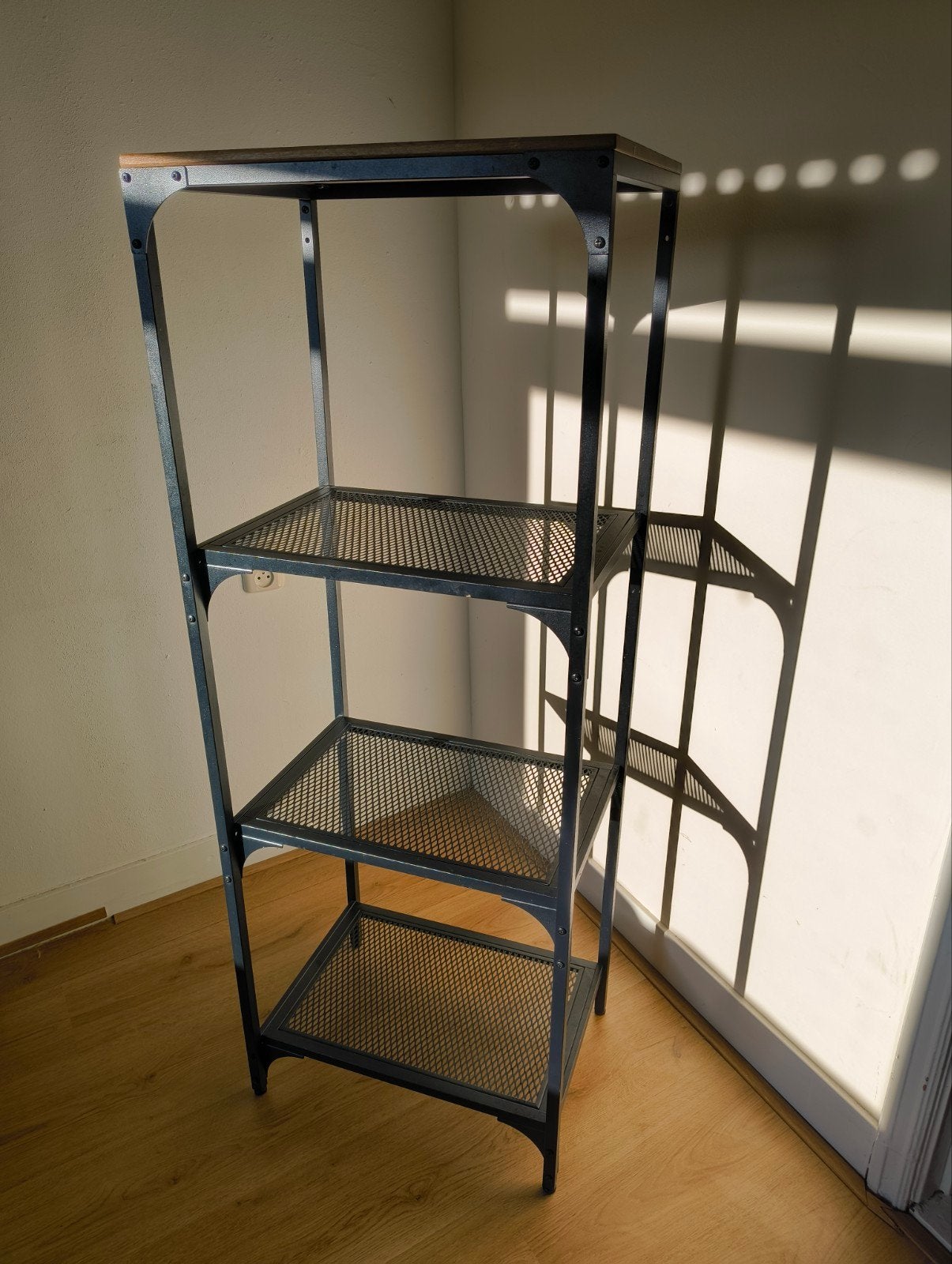 Stalen stellingkast met houten plan (Ikea), Huis en Inrichting, Ophalen, Zo goed als nieuw