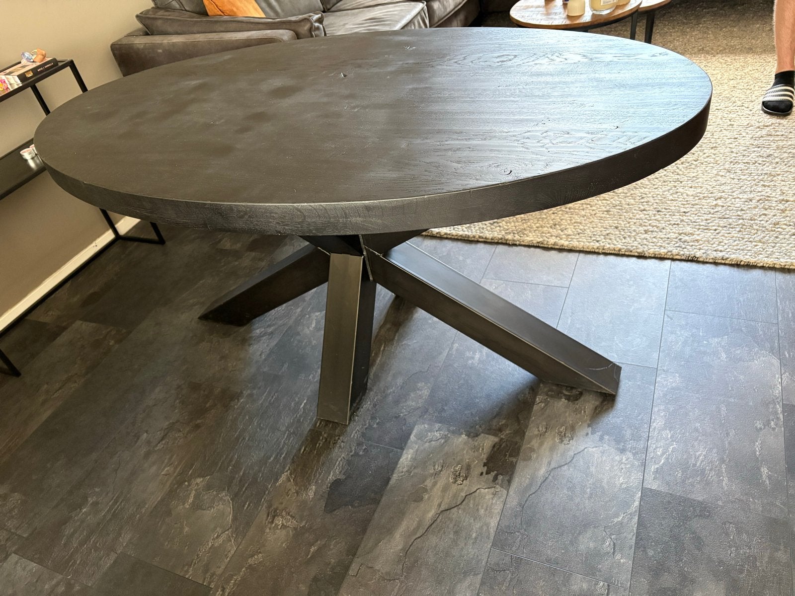 Zwarte ovale eettafel mangohout. Nieuw geverft, Ophalen, 50 tot 100 cm, Zo goed als nieuw, 150 tot 200 cm