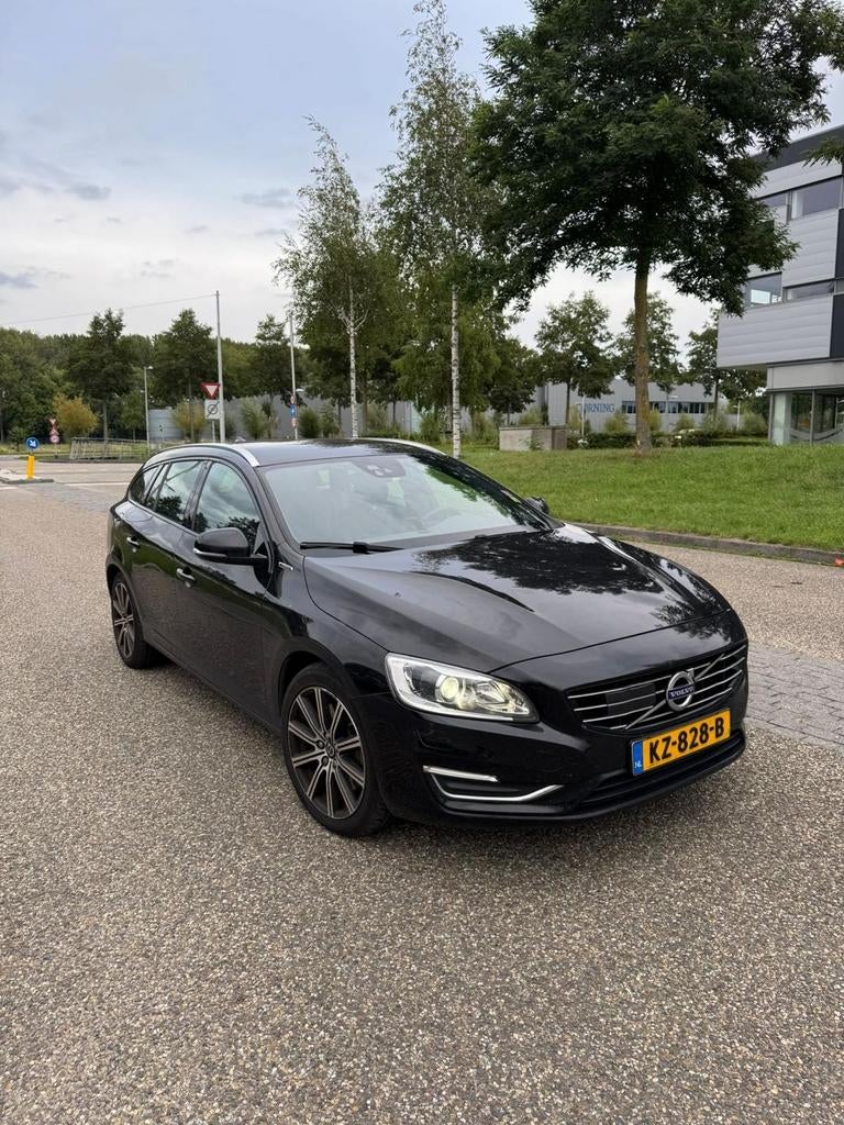Volvo V60 D5 Twin Engine 231pk Geartronic AWD Plug In Hybrid, Auto's, Volvo, Automaat, 1800 kg, Zwart, Zwart