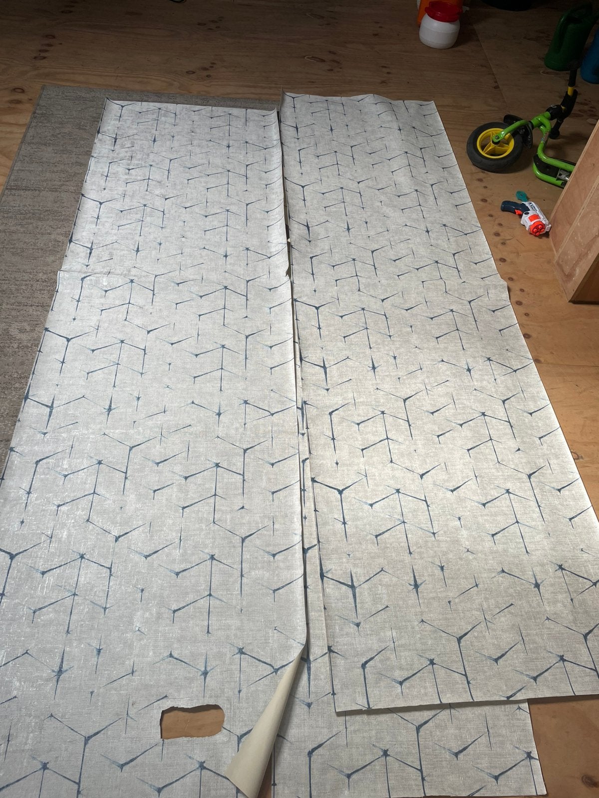 Gebruikt behang voor knutselen - 8 banen, 2.43m hoog, Ophalen of Verzenden, 10 tot 25 m², Blauw