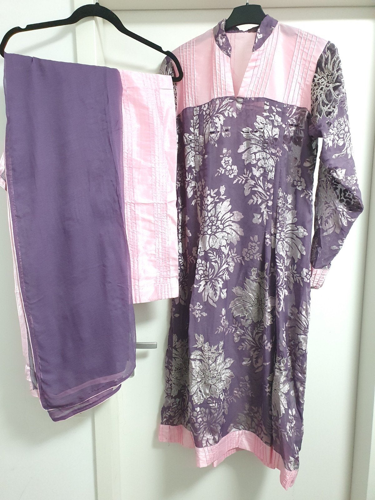 Prachtige paarse en roze Indiase jurk met broek en sjaal, Paars, Maat 42/44 (L), Ophalen of Verzenden, Onbekend
