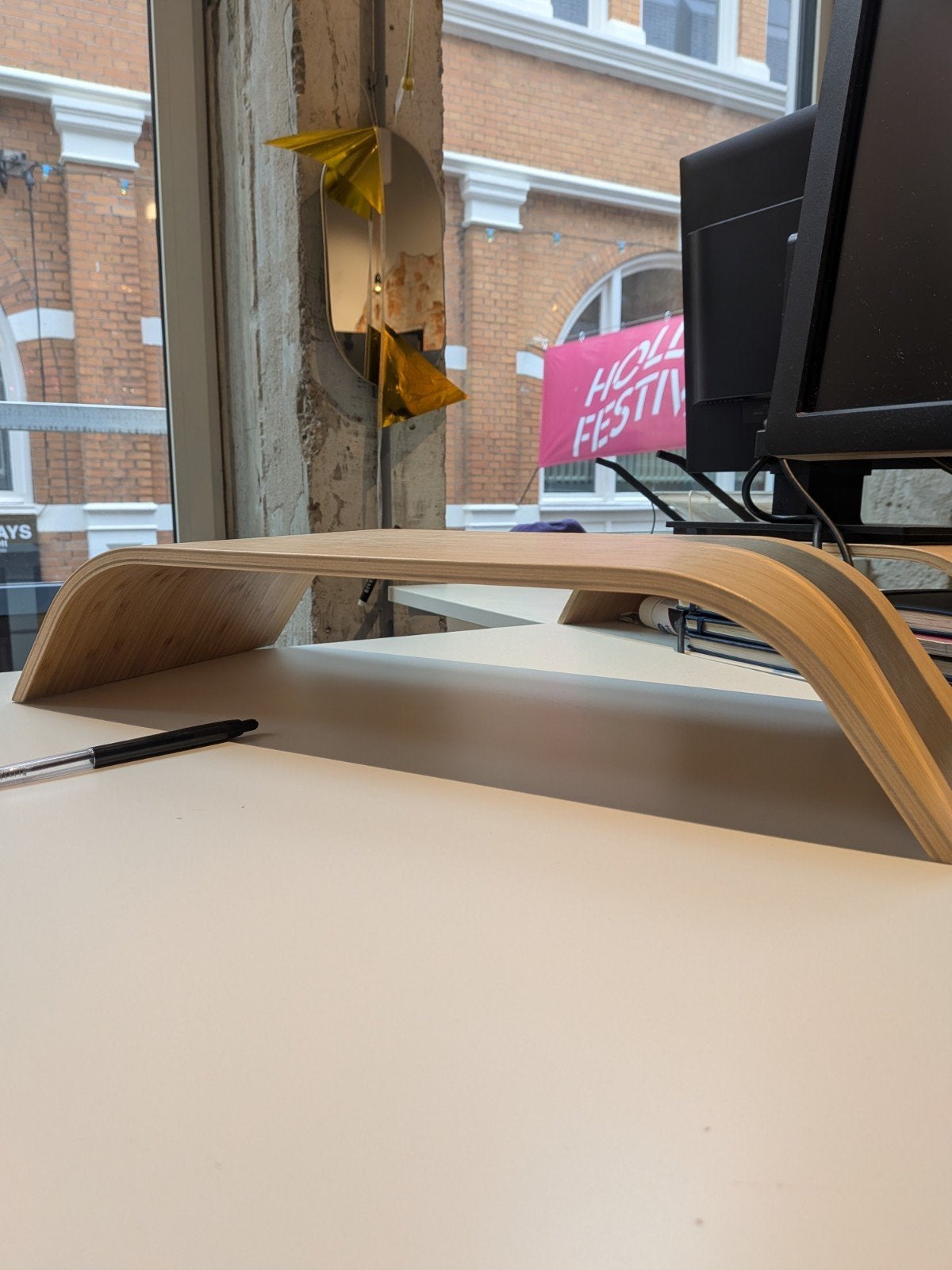 13x IKEA Sigfinn monitor standaard houtskleurig / 4x wit, Ophalen of Verzenden, Zo goed als nieuw