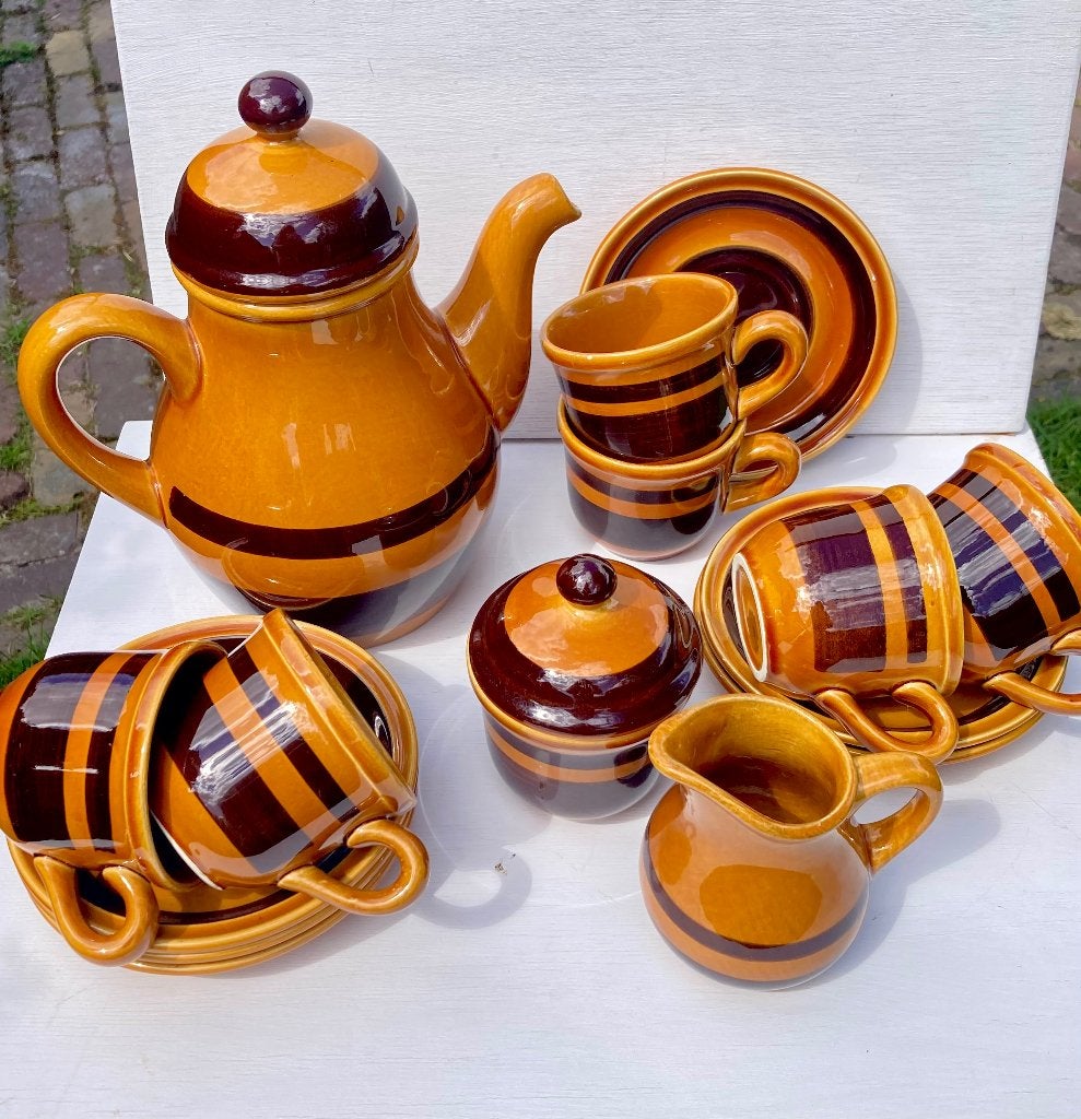 GIEN zomers vintage Frans servies bruin okergeel jaren 70, N, Overige stijlen, Aardewerk, Compleet servies