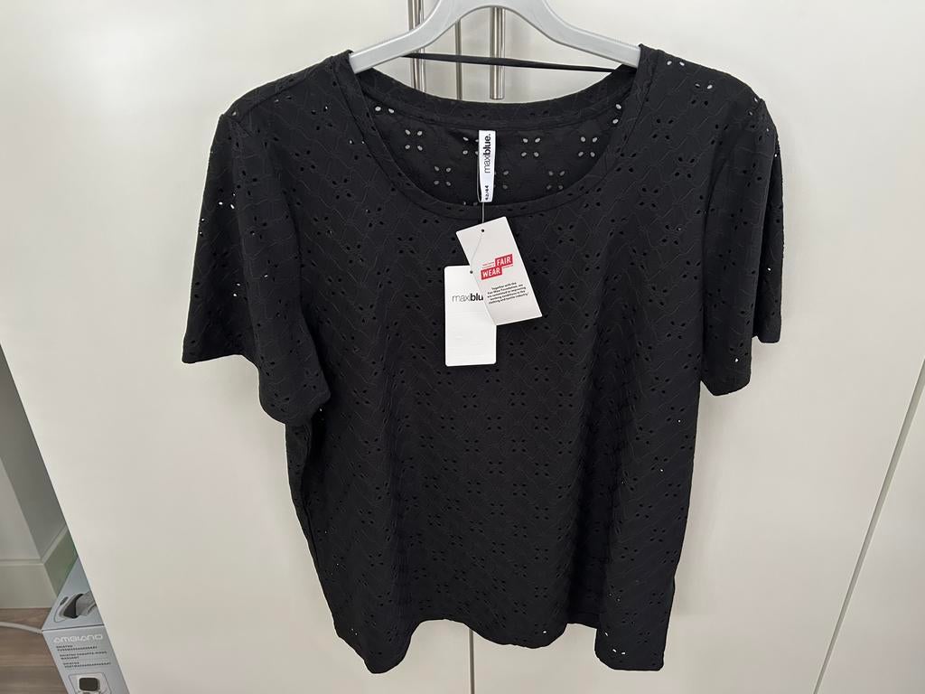 NIEUW zwart shirt met gaatjes motief, Takko maat 42/44, Zwart, Maat 42/44 (L), Nieuw, Ophalen of Verzenden