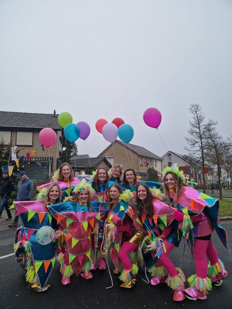 Foto 3 van Carnavalskleding loopgroep optocht/stoet vlaggentjes pakken