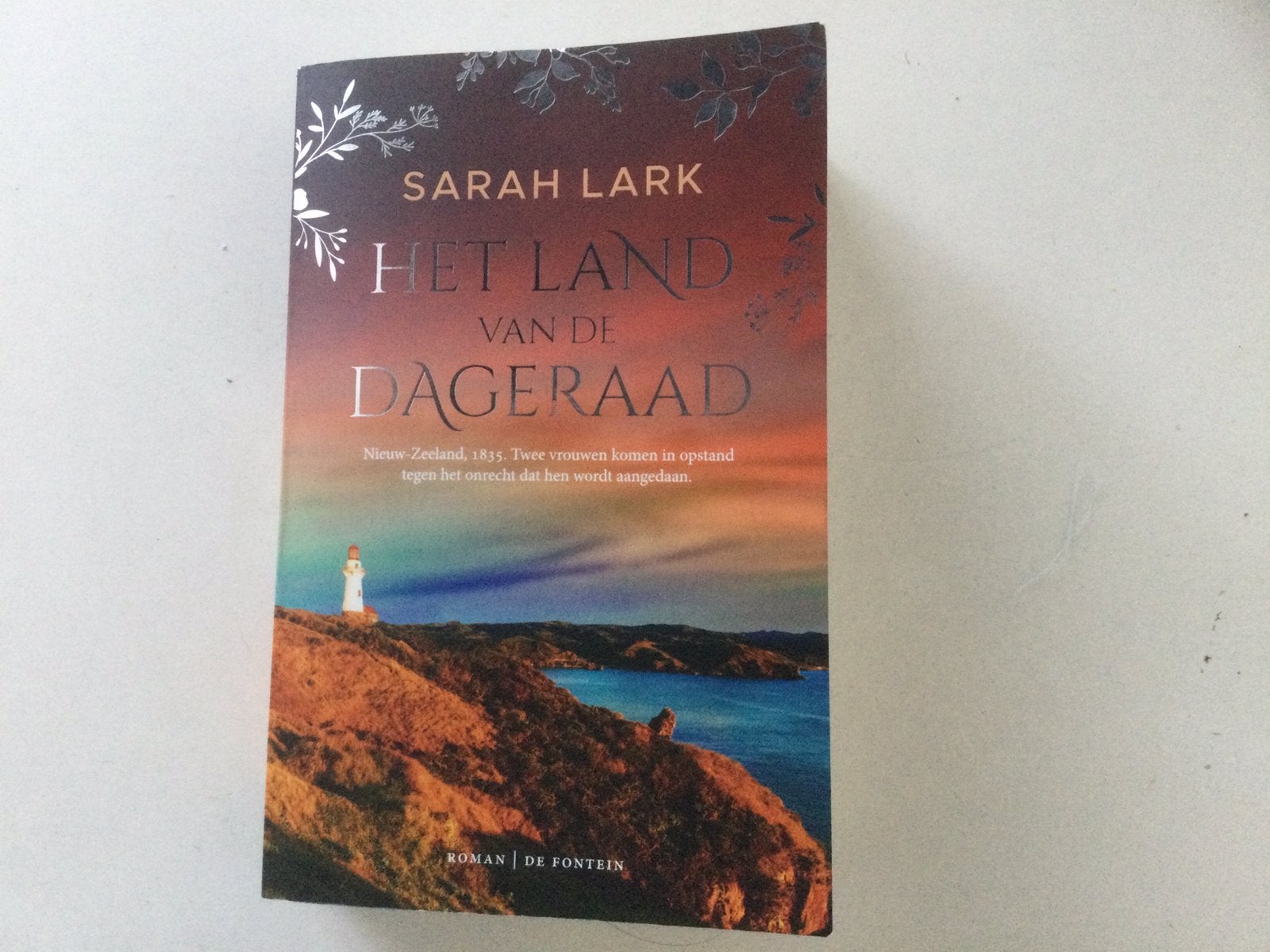 Sarah Lark het land van de dageraad roman, Ophalen of Verzenden, Zo goed als nieuw