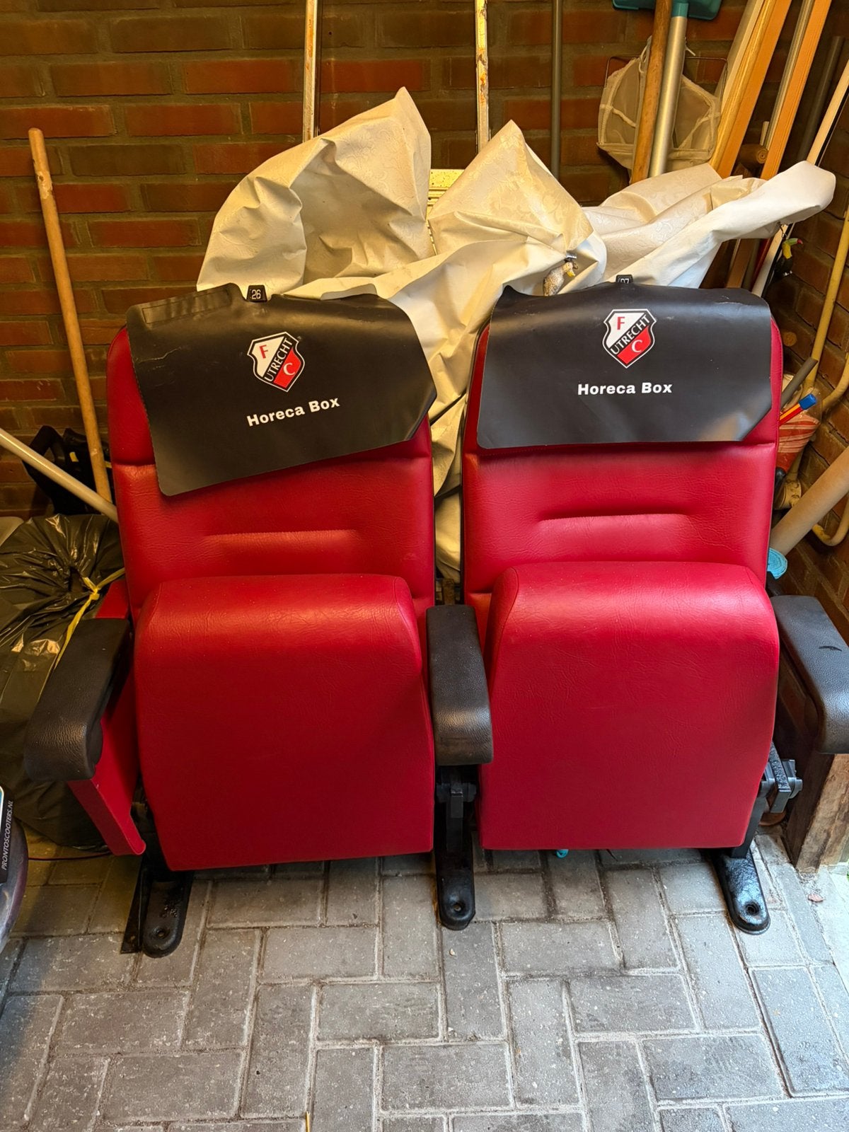 FC Utrecht 2 sky box leren stoelen, Ophalen, Zo goed als nieuw, F.C. Utrecht, Overige typen