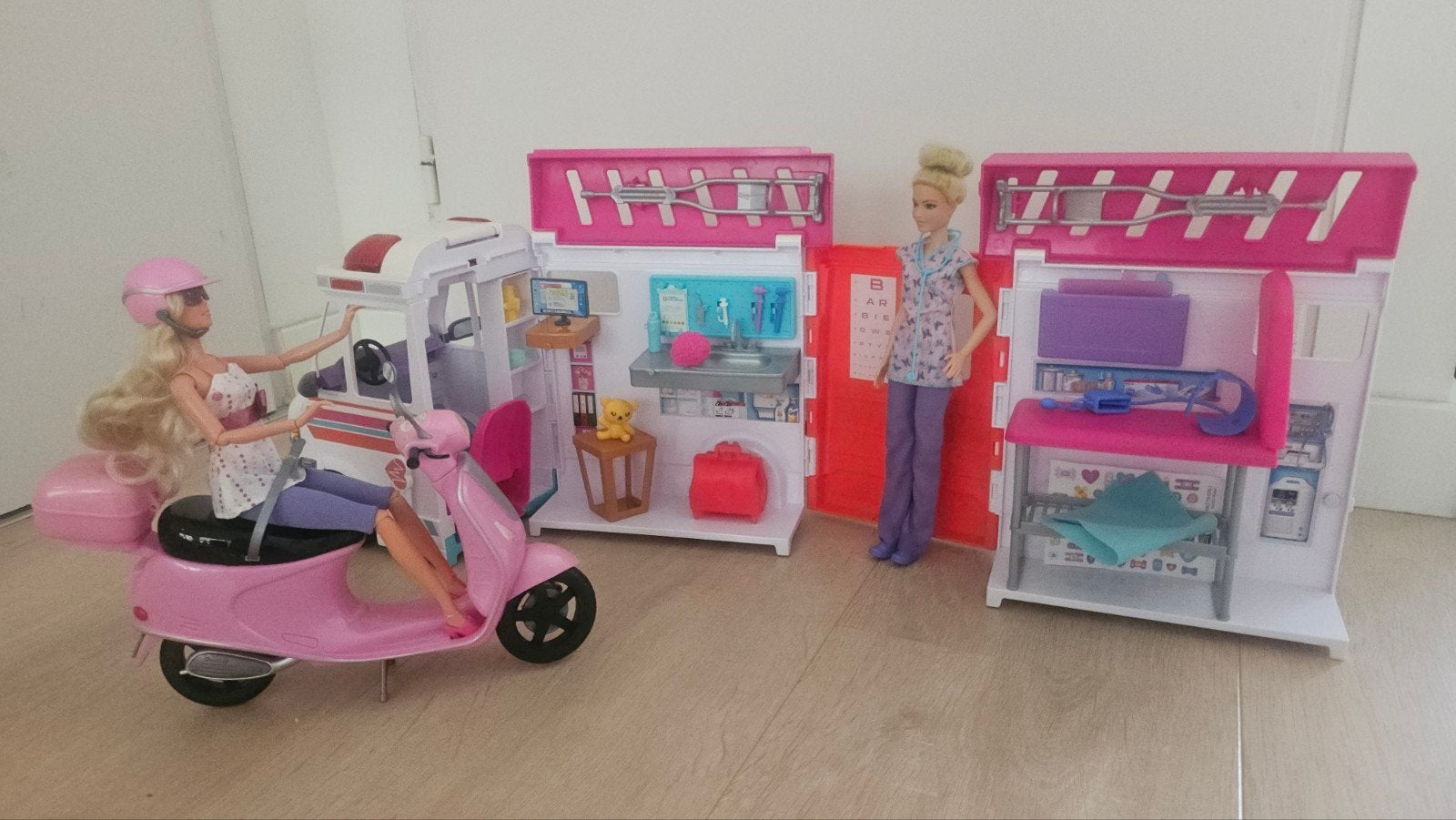 Barbie ambulance en Steffi scooter set, Ophalen, Gebruikt, Barbie