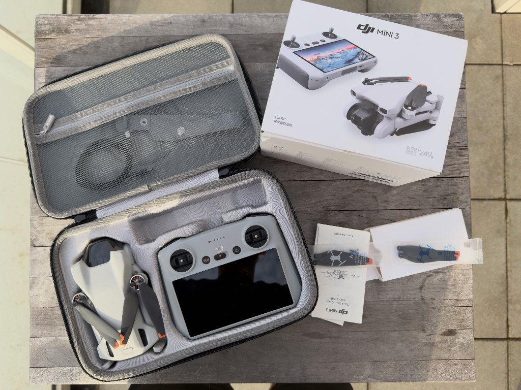DJI Mini 3 + DJI Built-in Screen Controller + Carrying Case, Ophalen of Verzenden, Zo goed als nieuw