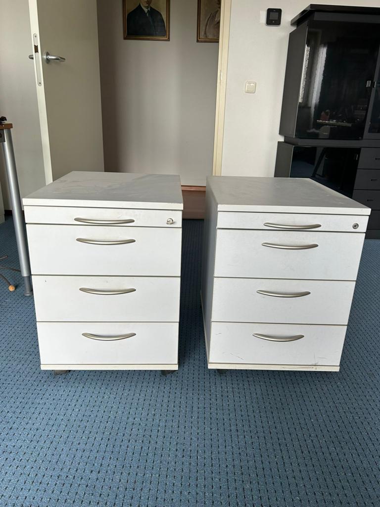 2 lichtgrijze ladekastjes. In goede staat en met slot, Ophalen, Zo goed als nieuw, Minder dan 100 cm, Metaal