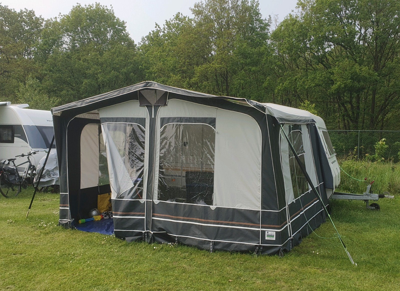 Knaus caravan, compleet met volledige kampeer uitrusting, Vast bed, Rondzit, Particulier, Luifel