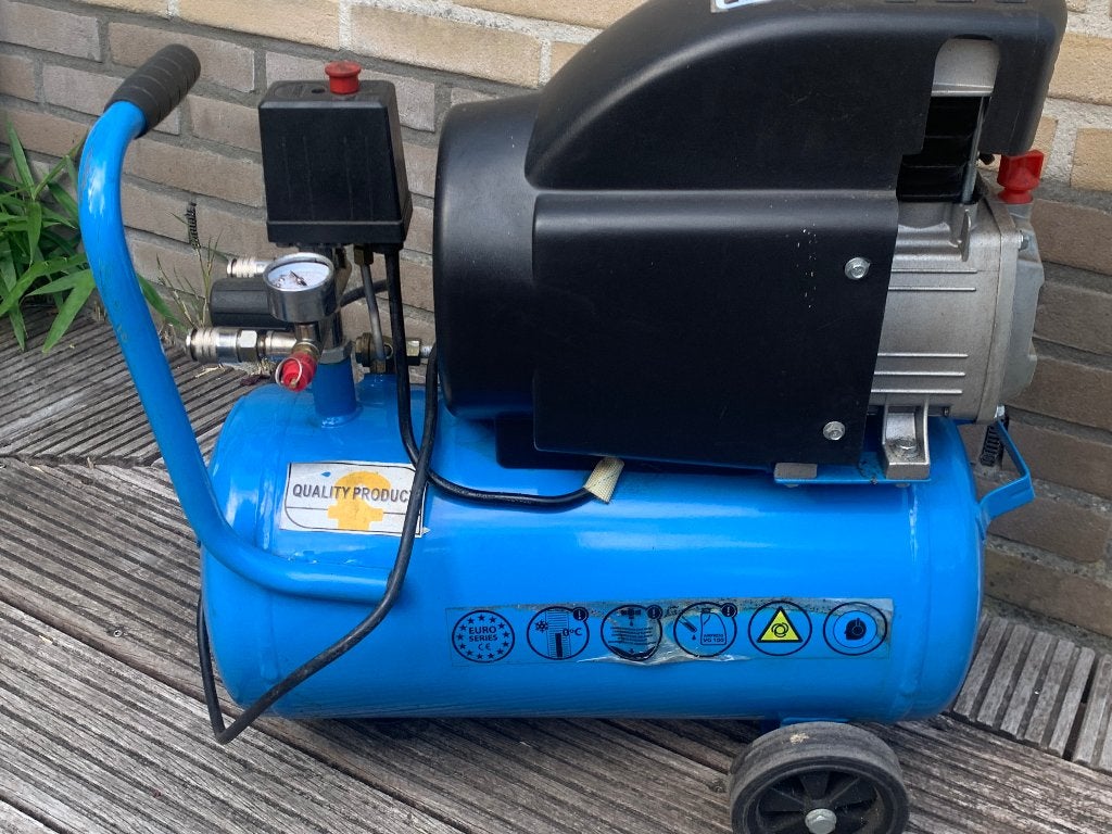 Compressor + vele pneumatische hulpstukken, Doe-het-zelf en Verbouw, Compressors, Zo goed als nieuw, 6 tot 10 bar, 25 tot 100 liter