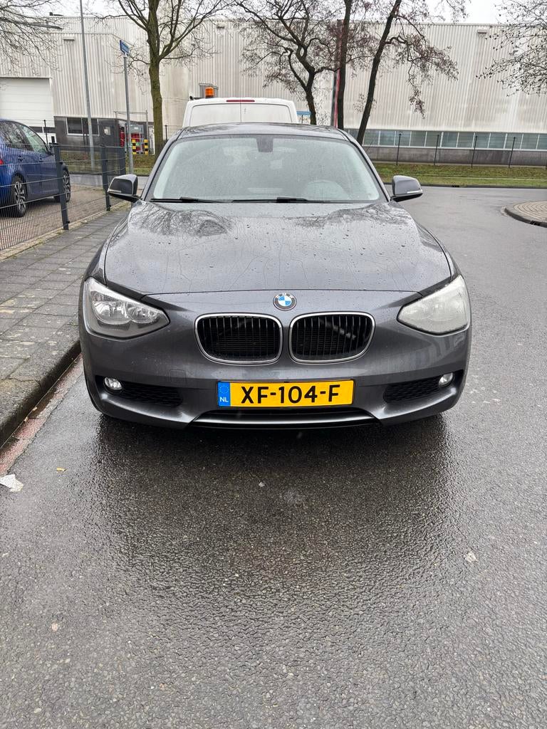 BMW 1-Serie 116I 100KW 5DR Aut8 2012 Grijs, Auto's, BMW, 4 cilinders, 650 kg, 5 stoelen, 1-Serie