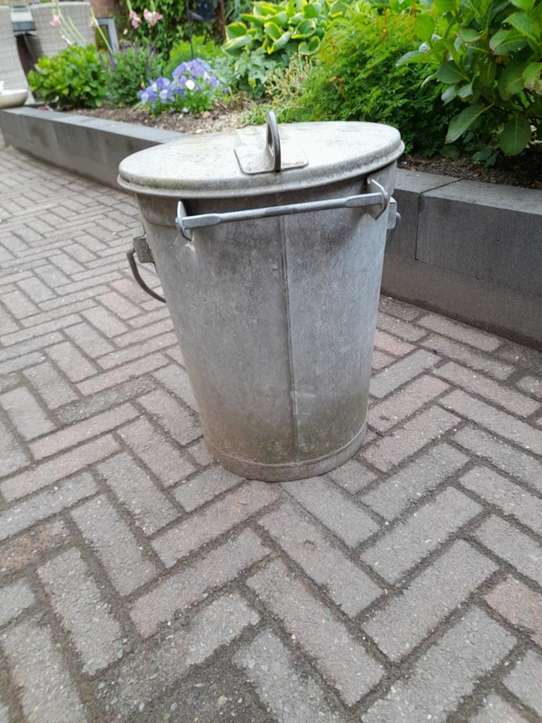 Zinken vuilnisemmer, Ophalen