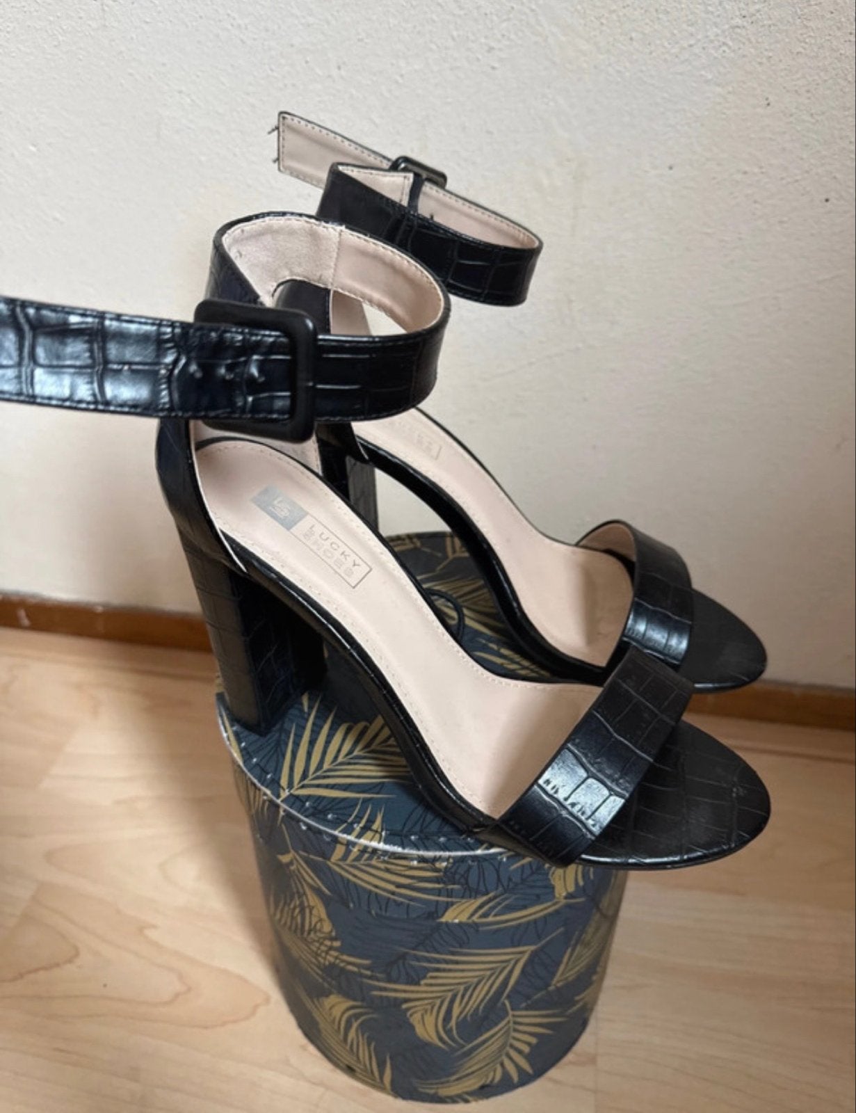 Zwarte Lucky Shoes sandalen met blokhak maat 37, Zwart, Ophalen of Verzenden, Zo goed als nieuw, Schoenen met hoge hakken