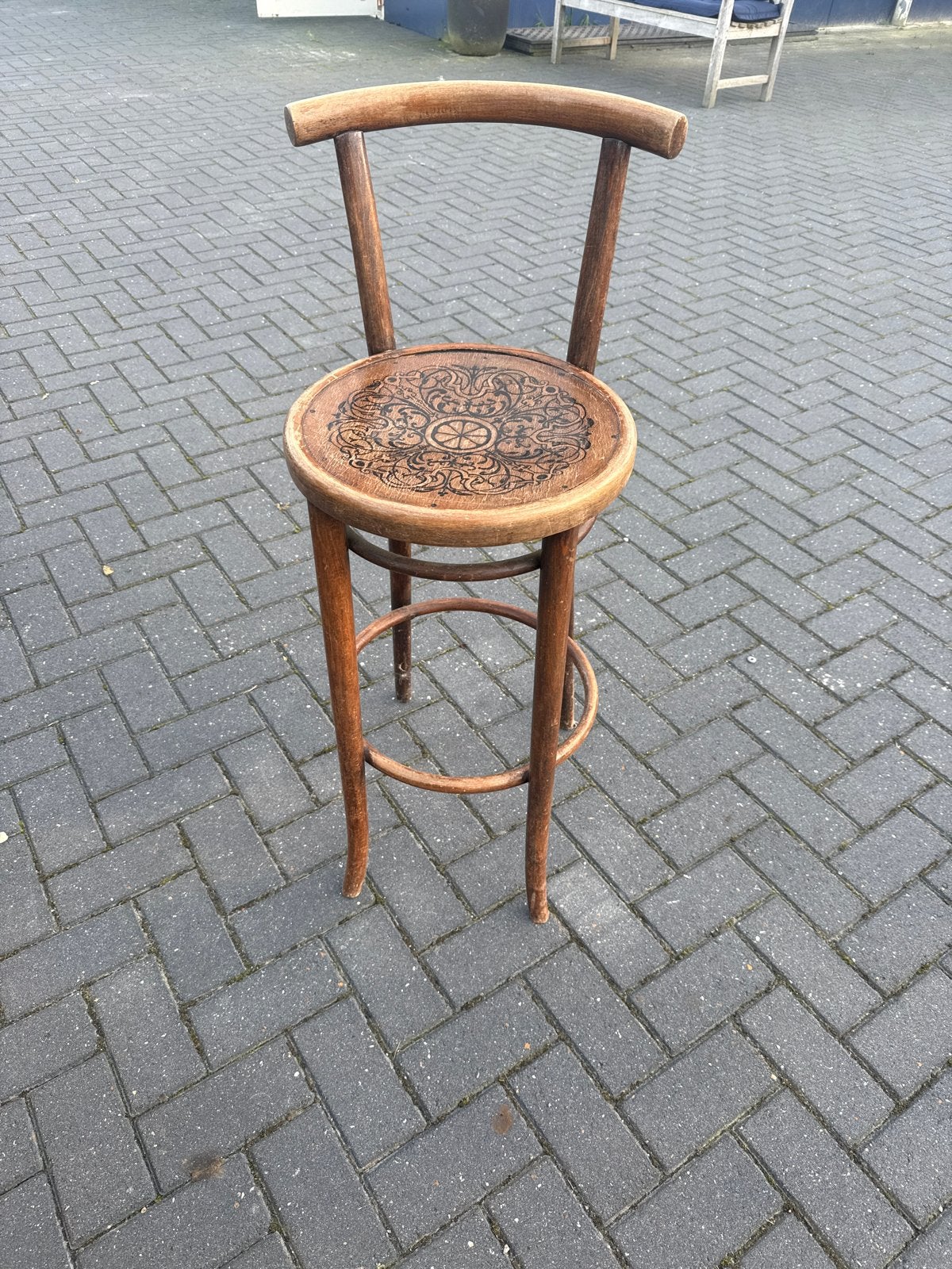 Vintage Thonet 23 barkruk met rugleuning en houtsnijwerk, Gebruikt, Met voetsteun, Ophalen of Verzenden, Hout