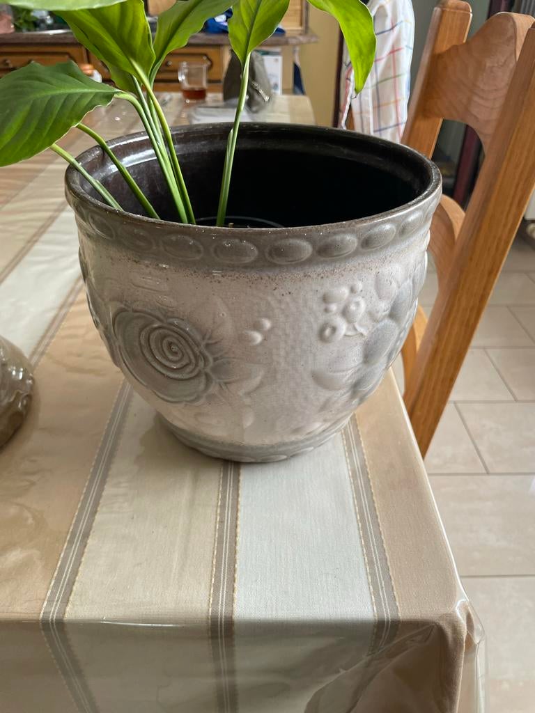 Decoratieve bloempot met zuil met reliëf, crème/grijs, Tuin en Terras, 25 tot 40 cm, Gebruikt, Rond, Binnen