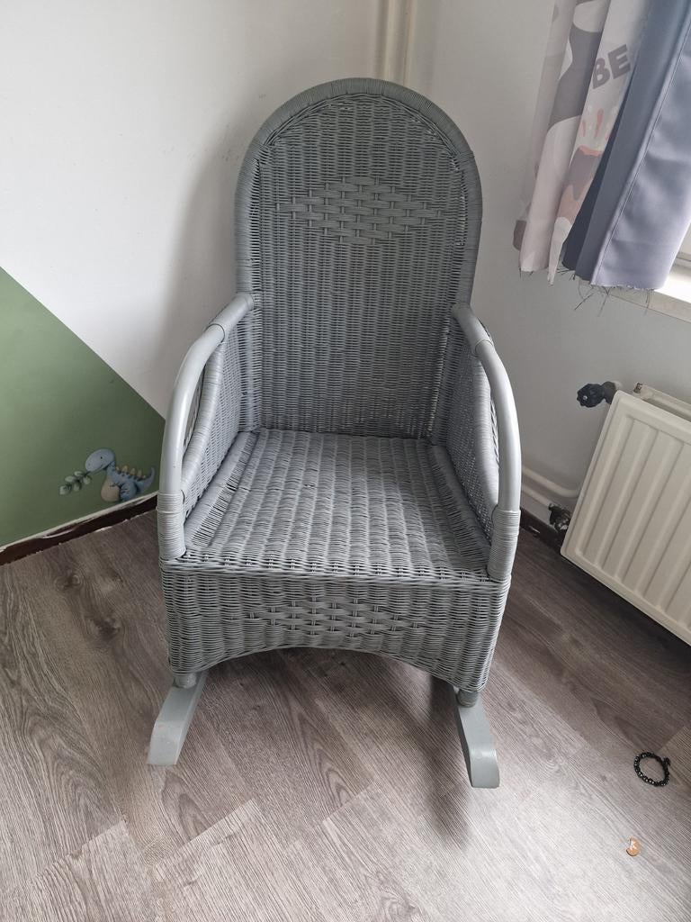 Grijze rieten schommelstoel, Huis en Inrichting, Stoelen, Ophalen, Gebruikt, Riet of Rotan, Eén