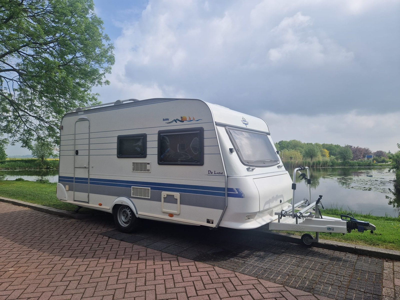 Hobby De Luxe Easy 440 – compleet met voortent & luifel, Caravans en Kamperen, Caravans, Vast bed, Kachel, Hobby, Treinzit